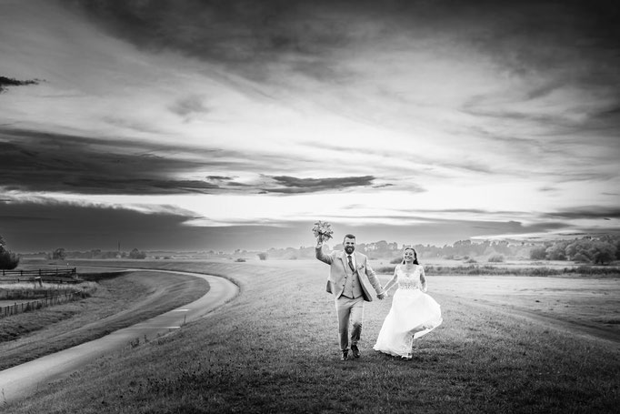 Brautpaar auf dem Deich