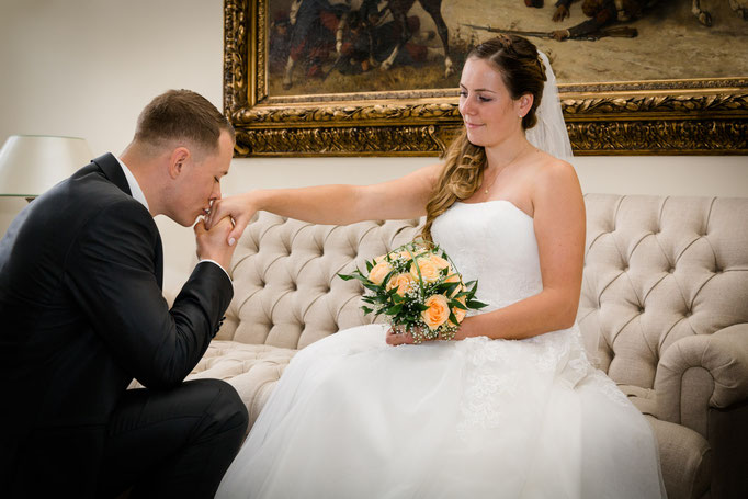 Hochzeit Karina & Christopher auf Schloss Lüdersburg Handkuss