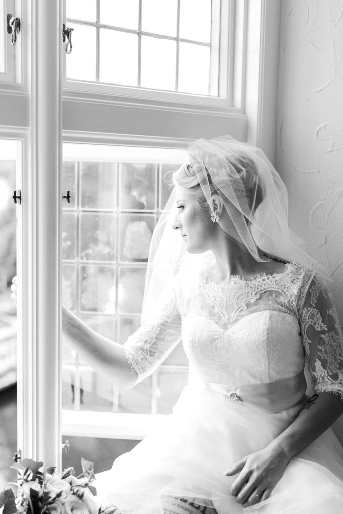 Braut schaut aus dem Fenster