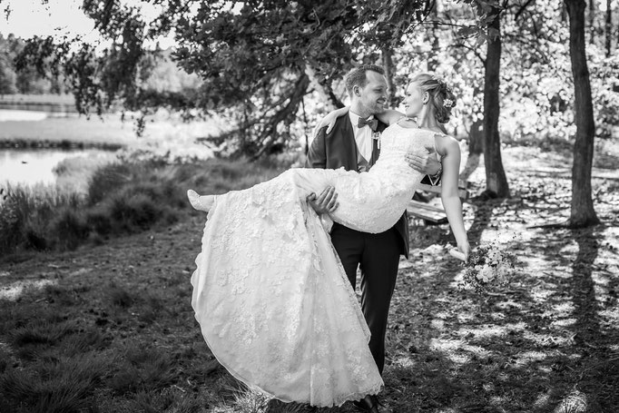 Bräutigam trägt Braut