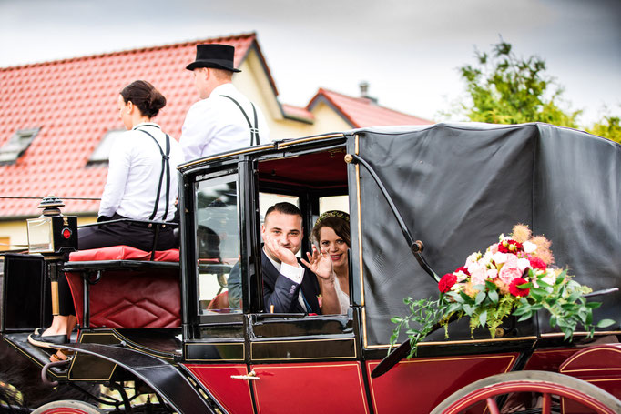 Brautpaar in der Hochzeitskutsche