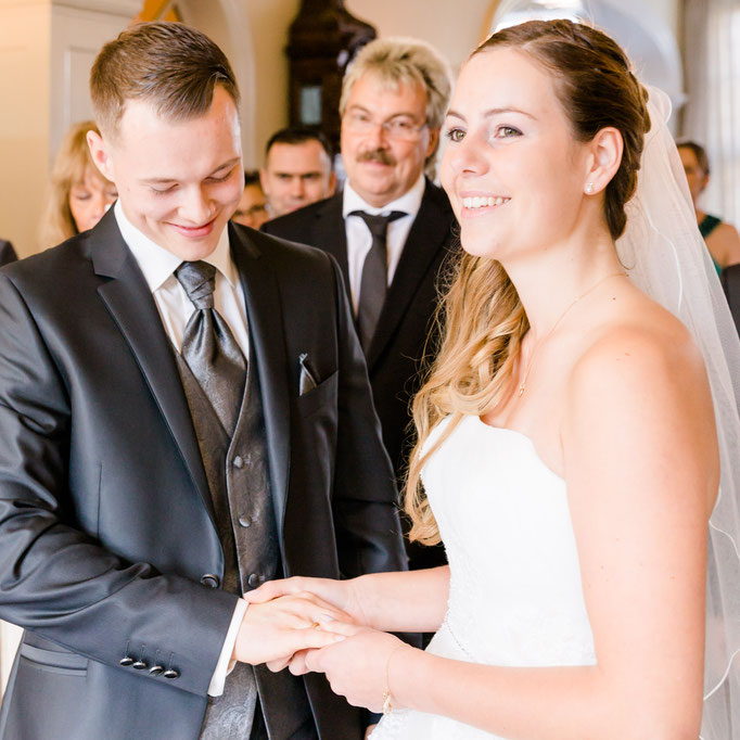 Hochzeit Karina & Christopher auf Schloß Lüdersburg Hand halten