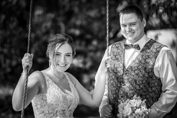 Braut auf einer Schaukel