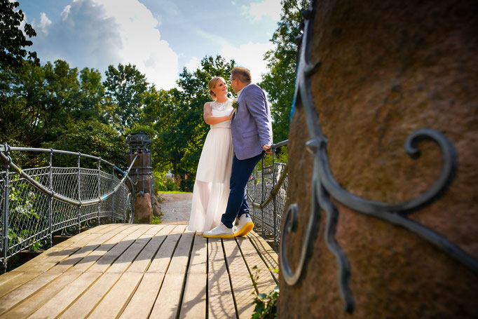 Brautpaar auf der Märchenbrücke am Schloss Bergedorf