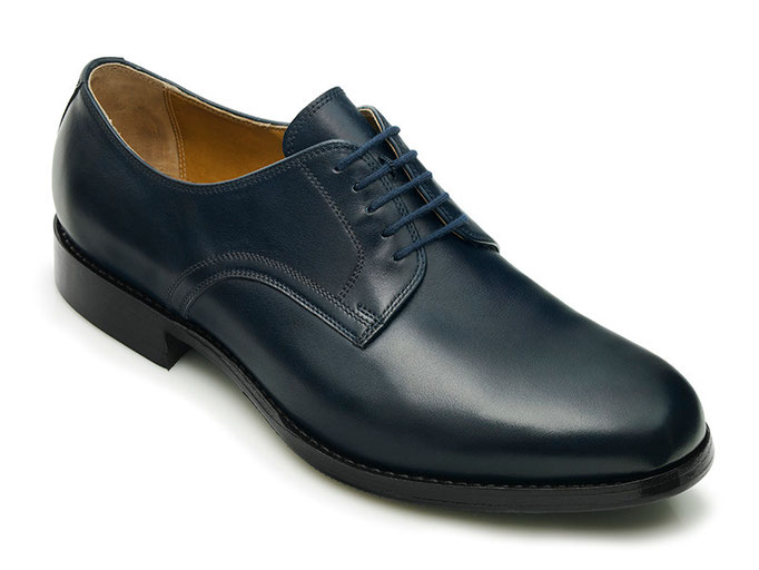 Plain Derby in dunkelblauem Anilincalf mit eleganter runder Spitzenform.