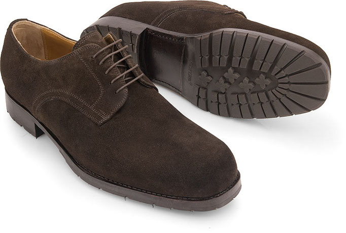 Plain Derby in dunkelbraunem Velourleder mit genähter Zwischensohle und Vibram-Gummisohle mit Bergprofil