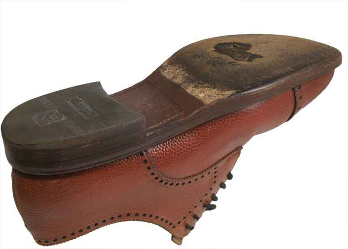 Mit „Lederschutzsohle” reparierter Schuh. aussen dicker als im Original.
