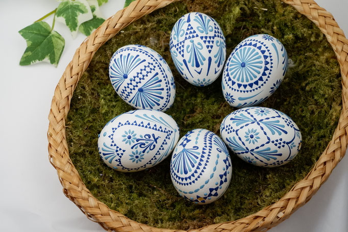 Wachsbossiertechnik, weisse Eier, Wachs: hellblau und dunkelblau, sorbische Ostereier, Osterdeko