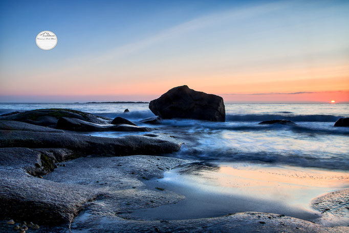 Bild: Utakleiv beach, Lofoten, Norwegen, "Fels in der Brandung", www.2u-pictureworld.de