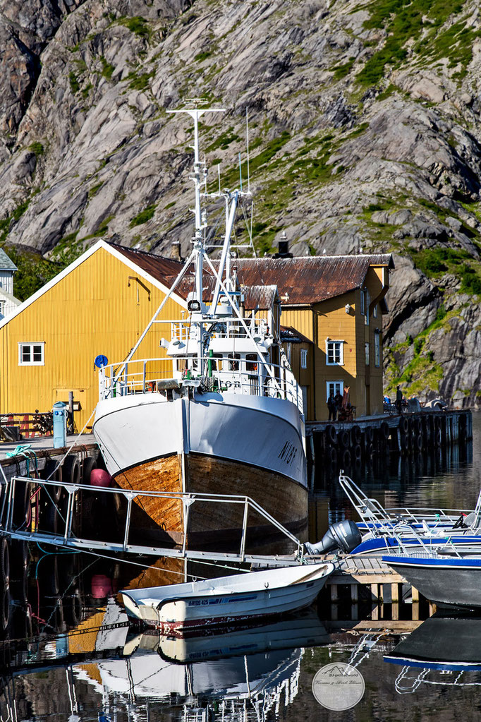 Bild: boat in Nusfjord; Flakstadoya Island, Lofoten Norway; "Nusfjords Prachtstück"; www.2u-pictureworld.de