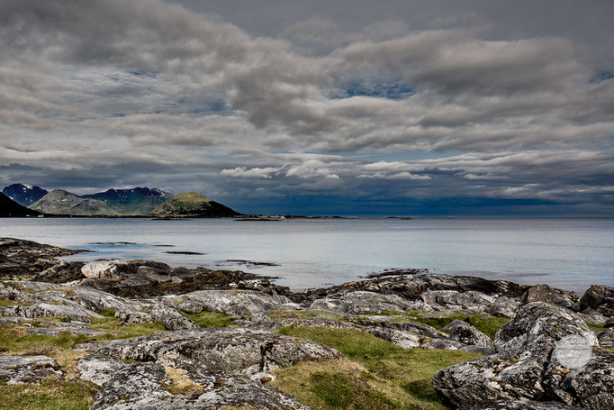 Bild: Brenna, Lofoten, Norwegen, "matt grün - blau Brenna", www.2u-pictureworld.de