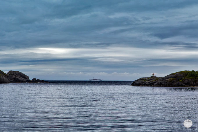 Bild: Nusfjord`s bay, Flakstadoya Island Lofoten Norway, "passing Nusfjord`s bay"; www.2u-pictureworld.de