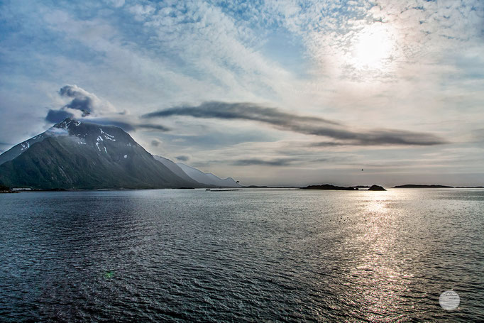 Bild: Fährüberfahrt Melbu - Fiskebol, Lofoten, Norway, "reaching Austvagoya"; www.2u-pictureworld.de