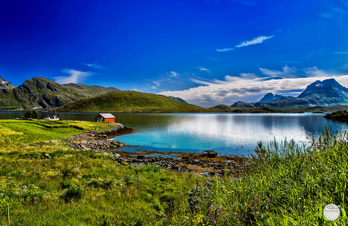 Bild: a bay on the Lofoten Island Flakstadoya, Norway, "lightened Lofoten bay"; www.2u-pictureworld.de