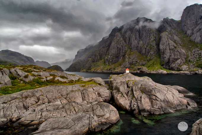 Bild: beacon of Nusfjord, Flakstadoya Island, Lofoten, "rainy Nusfjord bay with beacon"; www.2u-pictureworld.de