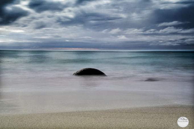 Bild: beach of Unstad, Lofoten, Norway, "lonely stone"; www.2u-pictureworld.de