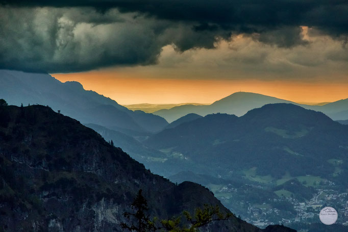 Bild: walking in the Watzmann-Alpes when a thunderstorm is rising, Berchtesgardener Land, "rising thunder-storm"; www.2u-pictureworld.de