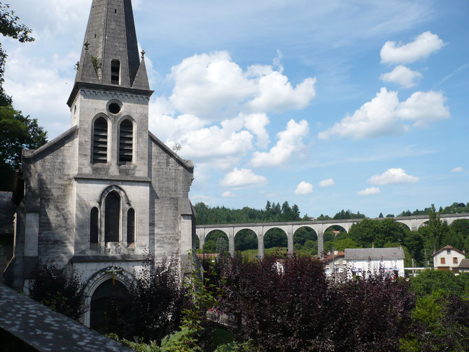 L'église de l'ancienne paroisse du Pont-de-Noblat. Au fond, le viaduc ferroviaire.