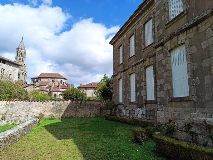Depuis le jardin de l'hôtel "Rigoulène", vue sur la collégiale et l'hôtel "Wilson" (à sa droite).
