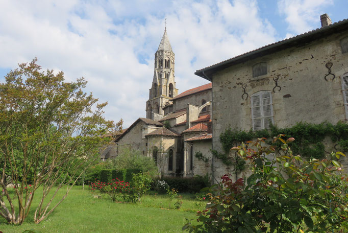 Depuis le jardin de l'hôtel "Wilson", vue sur la demeure et la collégiale Saint-Léonard.