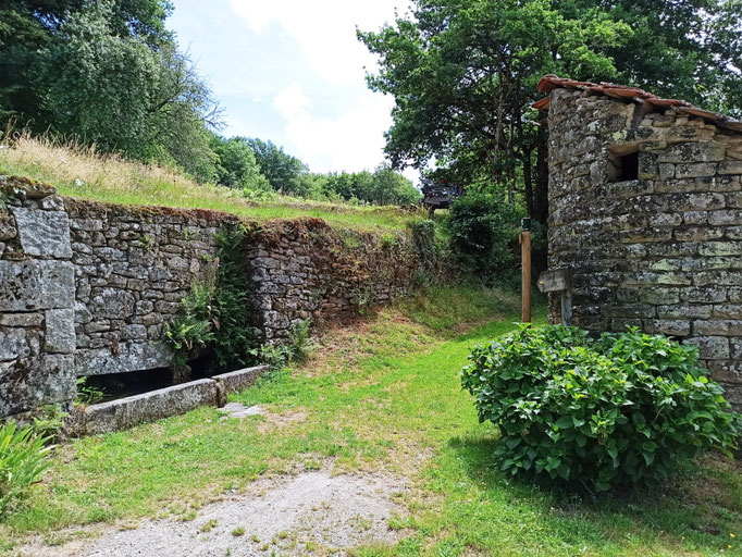 Quenouille (Peyrat-le-Château), un des villages les plus préservés du Pays Monts et Barrages : bac-abreuvoir et four à pain