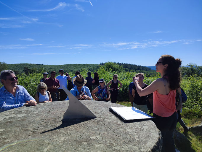 Table d'orientation des Roches brunagères et notre guide-conférencière Julie Grèze pour les explications