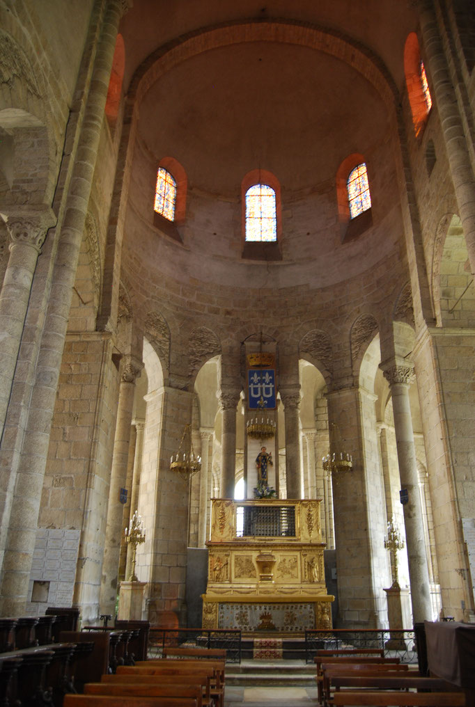 Le choeur de la collégiale a été reconstruit dans la 2ème moitié du XIIe siècle pour s'adapter au flux de nombreux pèlerins venant de toute l'Europe vénérer les reliques de saint Léonard, libérateur des prisonniers.