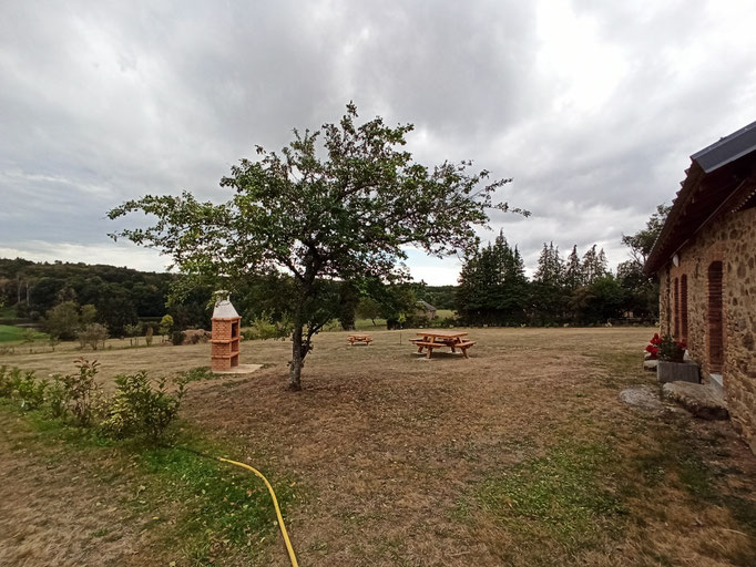 L'aire de bivouac a été créée par la mairie de Saint-Méard en 2020 afin d'accueillir les randonneurs à pied, à vélo ou à cheval. Camping possible. Douche solaire. Toilettes sèches. Casiers sécurisés. Espaliers pour s'étirer. Table à l'abris. Barbecue...