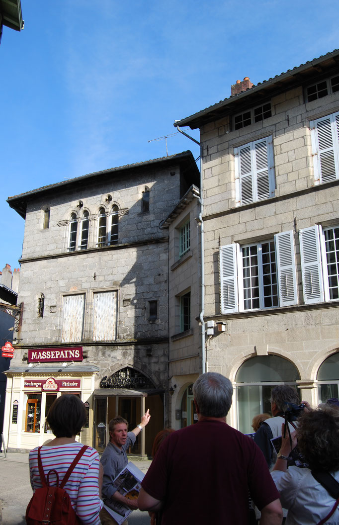 La visite débute auprès de la maison médiévale la mieux préservée (Places Noblat/République), reflet de la 1ère période de prospérité de St-Léonard.