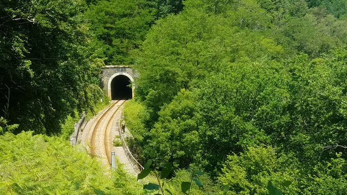L'un des nombreux tunnels de la ligne ferroviaire.