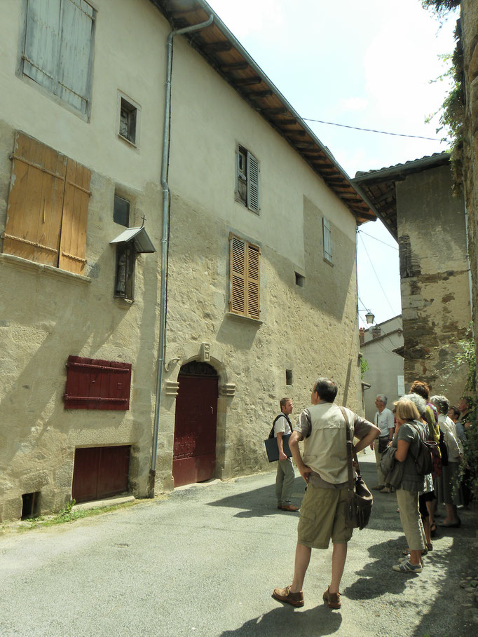 La maison dite de l'ermitage, rue St-Léonard : c'est à cet emplacement que, selon la légende, l'ermite saint Léonard se serait installé au VIe siècle. La maison date quant à elle du XVIIIe siècle.