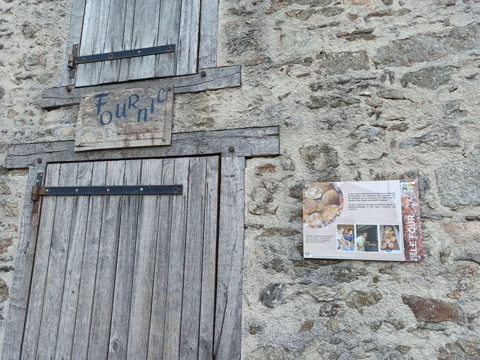 Le four à pain du Rouvereau fonctionne toujours. Un artisan boulanger y produit du pain (renseignements et commandes auprès de la mairie : 05 55 71 70 58).