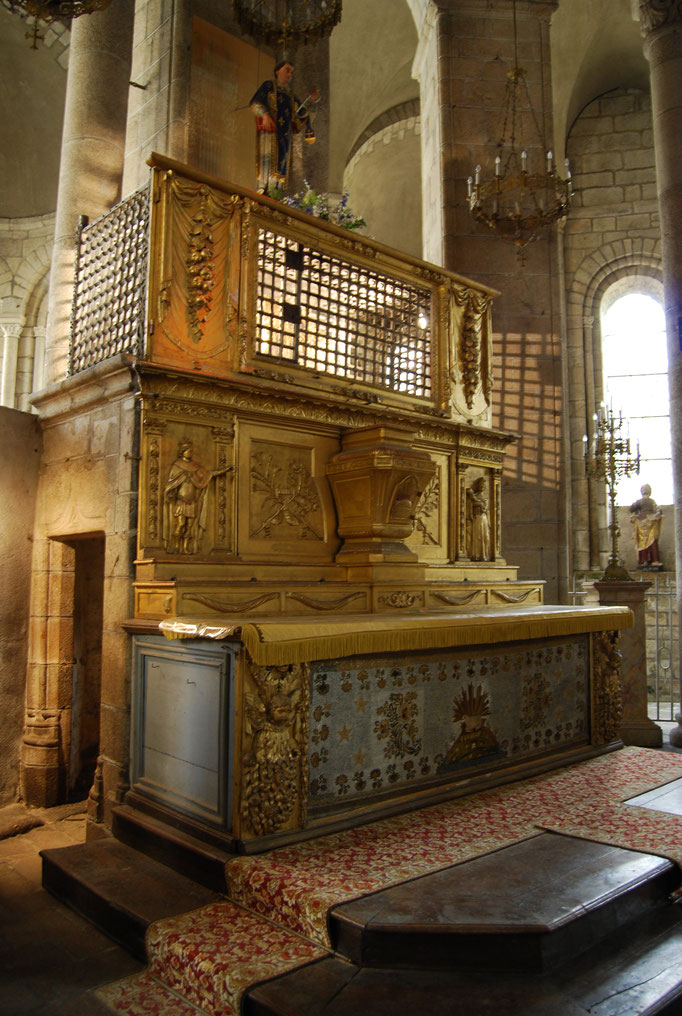 L'autel en bois doré abrite encore aujourd'hui, dans sa cage fermée à triple tour, les reliques de saint Léonard.