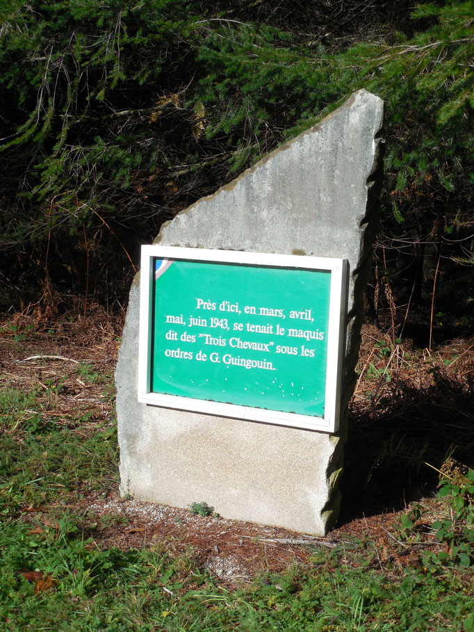 Une stèle commémorative rappelle la présence du maquis de Guingouin dans la forêt de Châteauneuf.