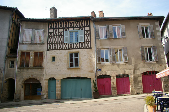 La rue Victor Hugo et ses maisons, refaites lors de la 2ème période de développement de la ville (XVIIIe siècle).