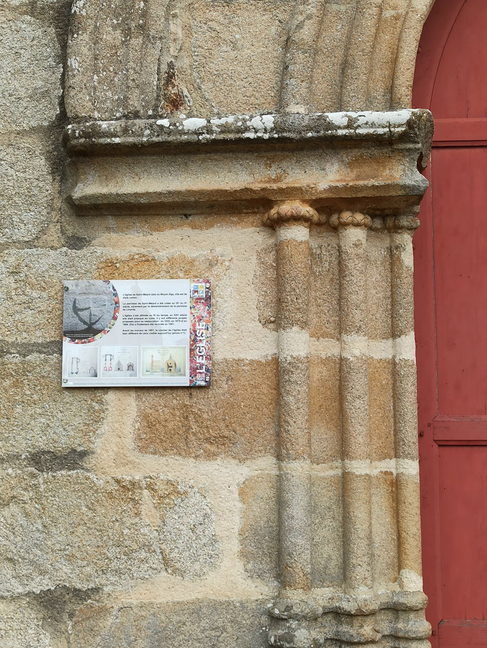 L'église a aussi son panneau, résumant son histoire de projets non réalisés retrouvés aux Archives Départementales de la Haute-Vienne.