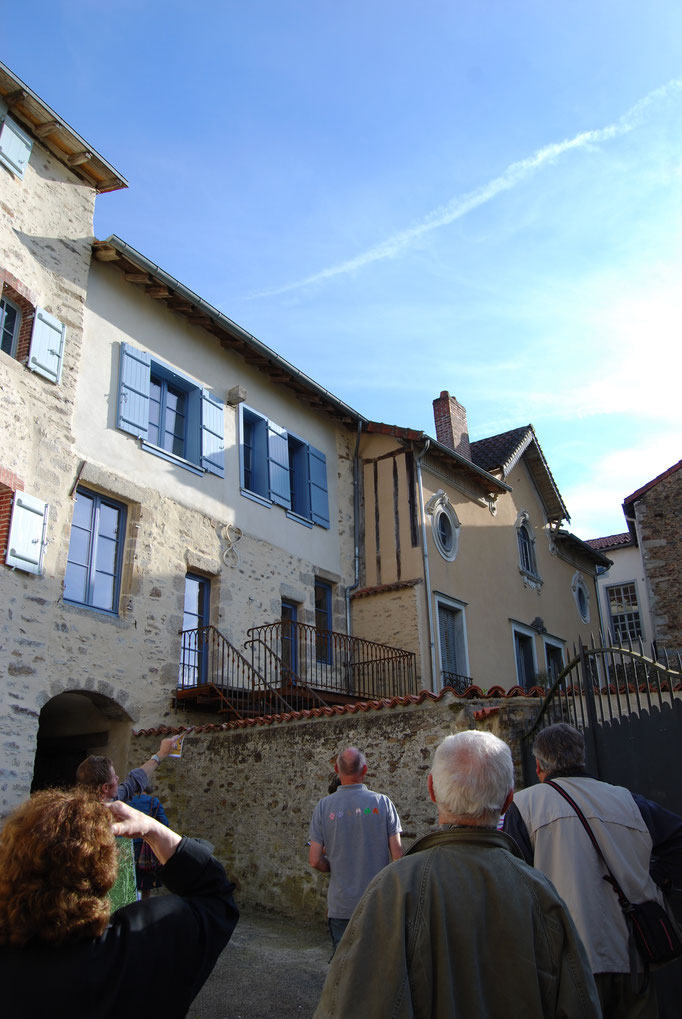 Un ancien théâtre, aujourd'hui transformé en maison d'habitation, possède toujours sa façade décorée (à l'arrière de la rue Georges Périn).