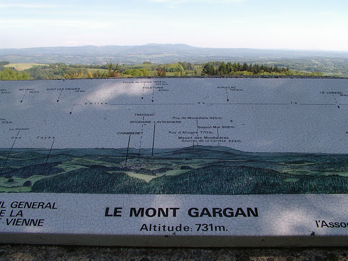 Le Mont Gargan offre une vue à 360°. Par beau temps, on peut voir les Monts d'Auvergne, le Puy de Sancy.