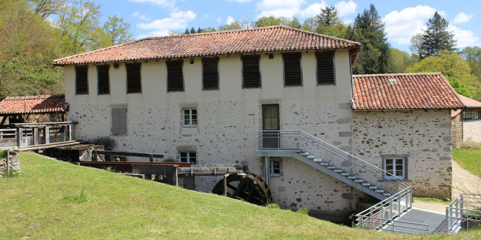 Le Moulin du Got, moulin à papier du XVe siècle, lieu de visite, d'expositions et de production (papier et imprimerie)