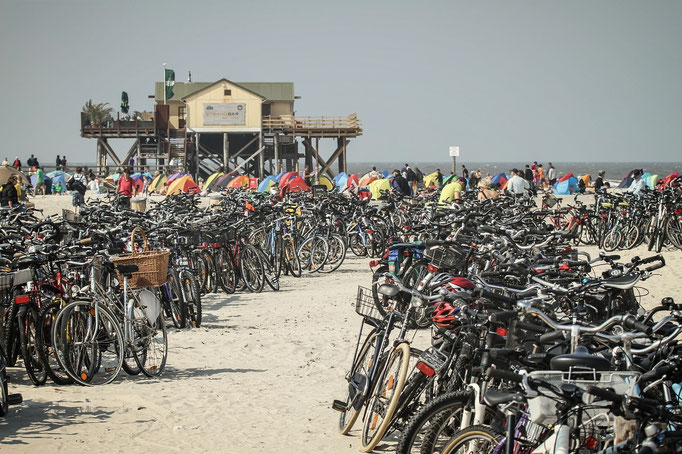 Mit dem Fahrrad kommt man über die Stege gut zum Strand