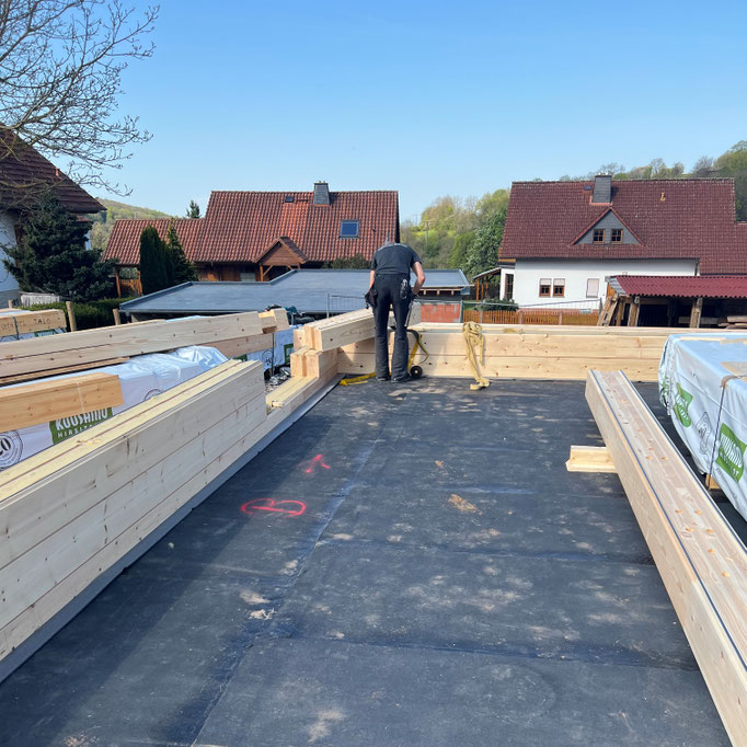 Montagebeginn des Holzbausatzes - Blockhausbauen in Hessen 