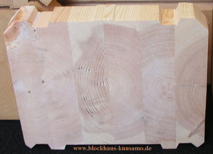 Baumaterial des Holzhauses - 275 mm dicke Lamellenbalken - Massivholzhaus