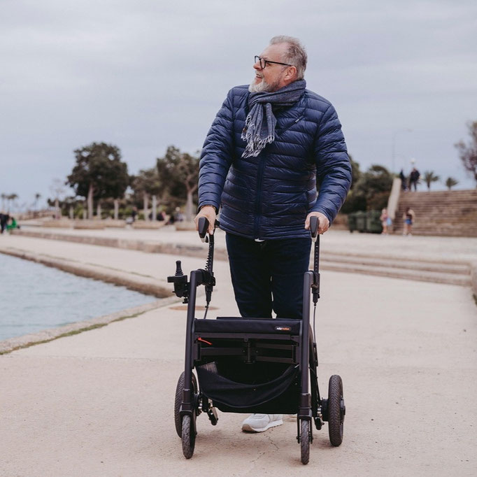 Rollator für Mobilität im Freien