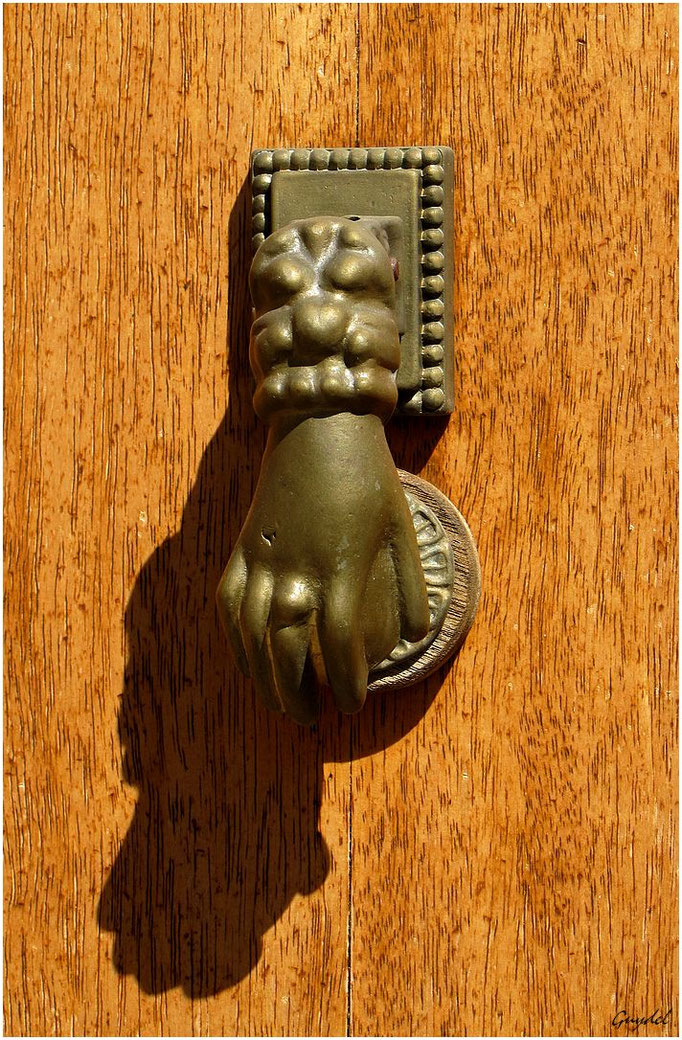 Heurtoir 1 ( main droite ... bague au majeur )