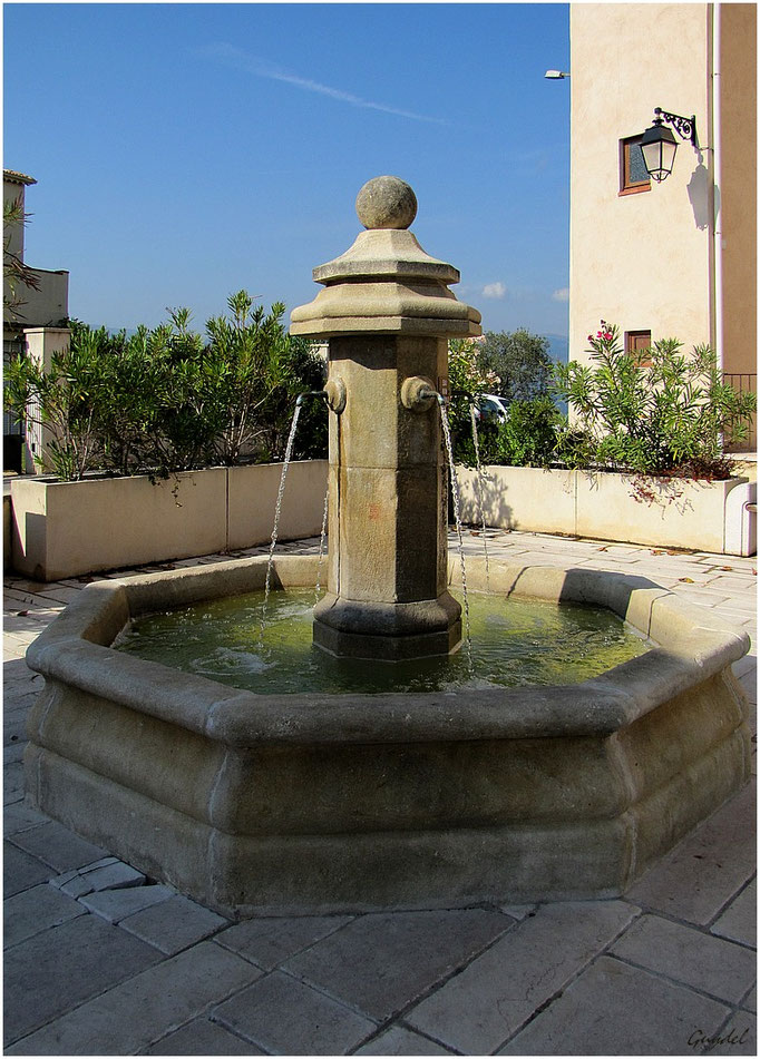 La Fontaine derrière la Mairie