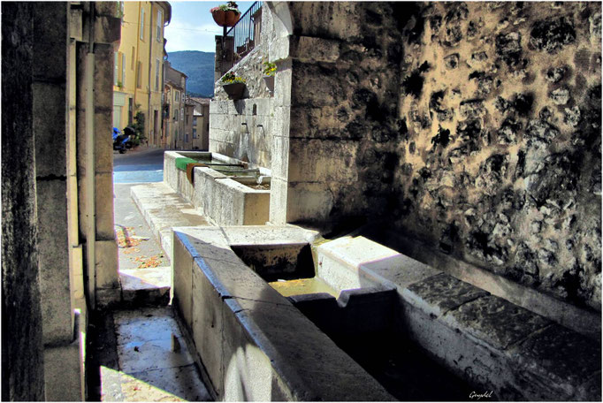 Le lavoir et la fontaine Place Gabriel Péri