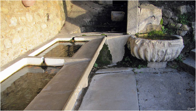 La fontaine et le lavoir St Clair