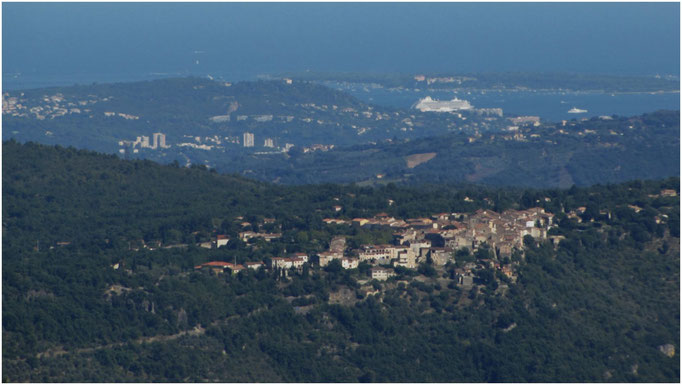 La vue depuis la Place Saint Sébastien ... jusqu'à la baie de Cannes et les iles de Lérins