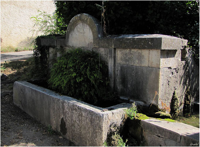 L' Ancienne Fontaine du Lavoir du Chemin des Crottons