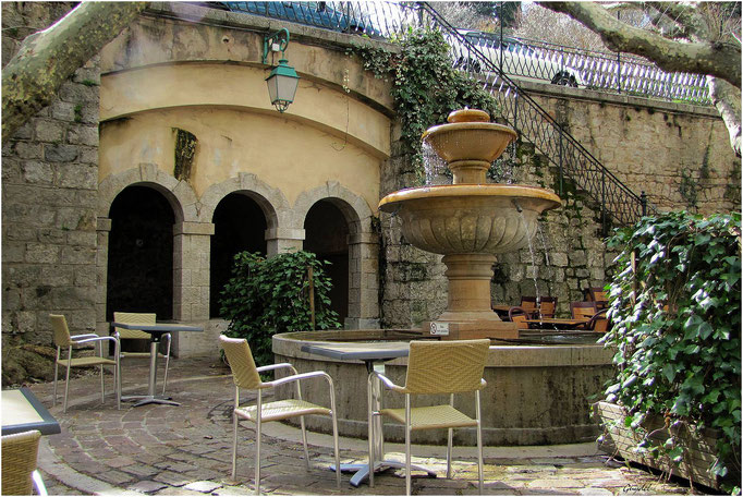 Fontaine de la Place du Thouron ...  à Seillans
